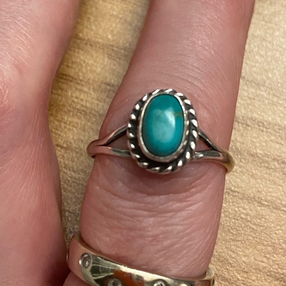 Adorable turquoise 925 sterling silver ring